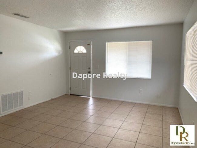 Building Photo - 2 Bedroom, 1 Bath Duplex with Upgrades!