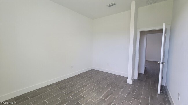 Building Photo - 424 SW 28th Ave