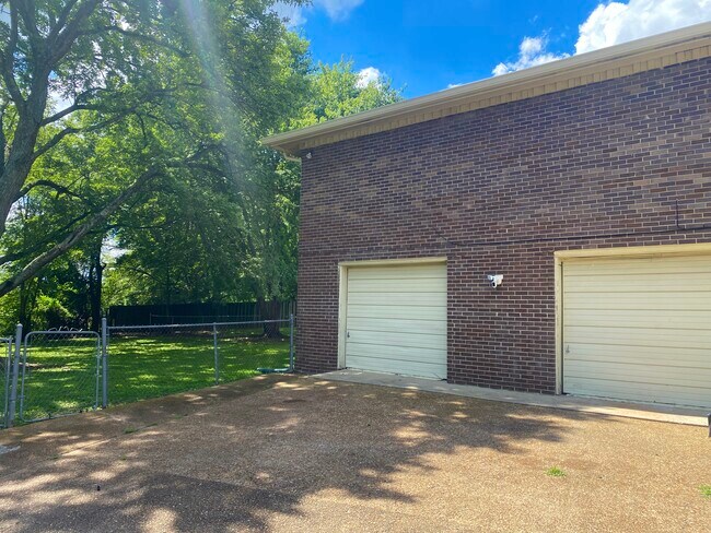 Building Photo - 4716 Phoenix Dr