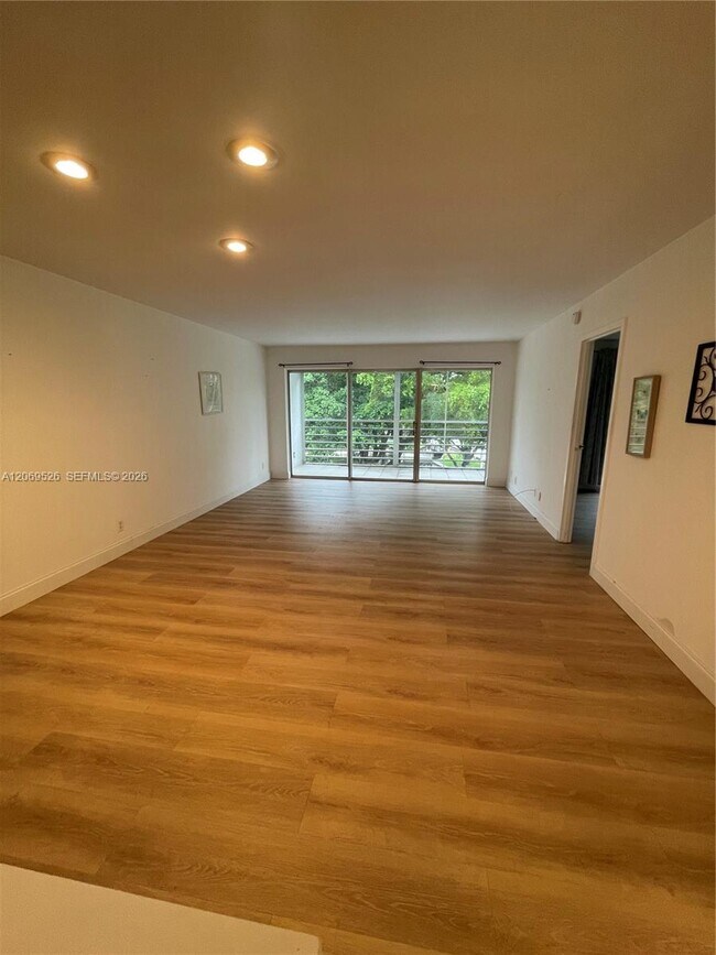 Foto del edificio - 8340 Sands Point Blvd