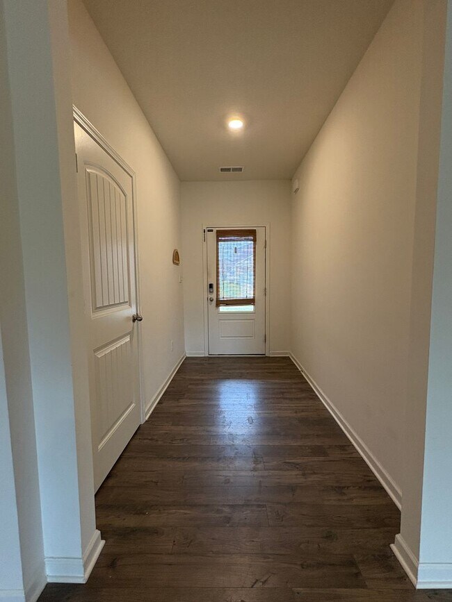 Building Photo - Charming Home in the New Village Park Neig...