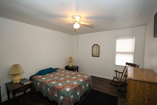 Building Photo - 212 Warwood Ave