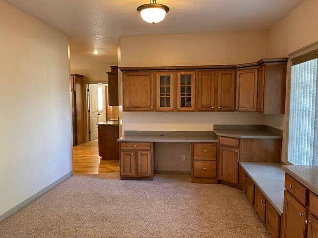 Foto del edificio - Beautiful 3-bedroom home on a large corner...