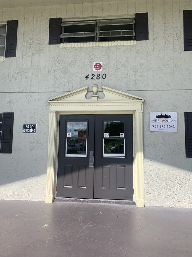 Building Photo - 4280 Woodside Dr