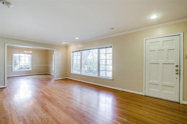Foto del edificio - 6902 Kenwood Ave