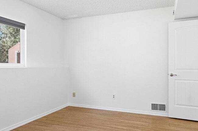 Foto del edificio - $1,645.95, 2 bed, 1 bath located in Colorado Springs with a large fenced backyard.
