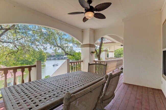 Foto del edificio - 327 Elm Lodge Dr