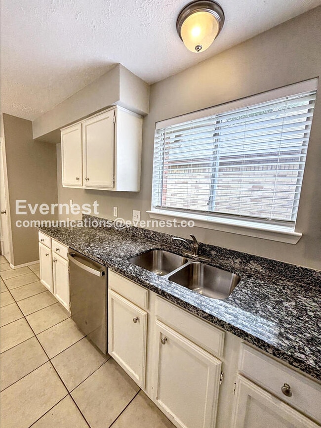 Foto del edificio - 3 Bed, 2 Bath Home with Fenced Yard & Garage / Pet-Friendly / Available Now!