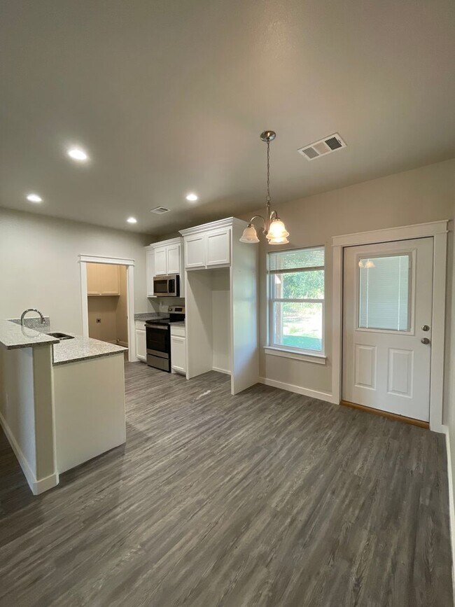 Building Photo - Cozy 3 bed, 2 bath close to Choctaw Casino