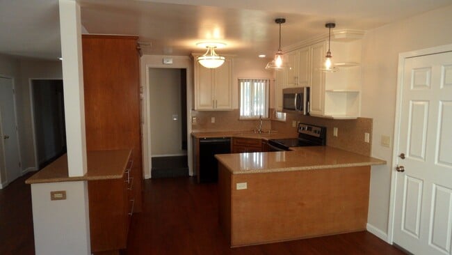 Foto del edificio - Spacious 6 Bedroom, 3 Bathroom, Single Fam...