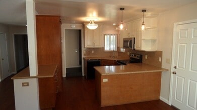 Building Photo - 1320 W Walnut Ave