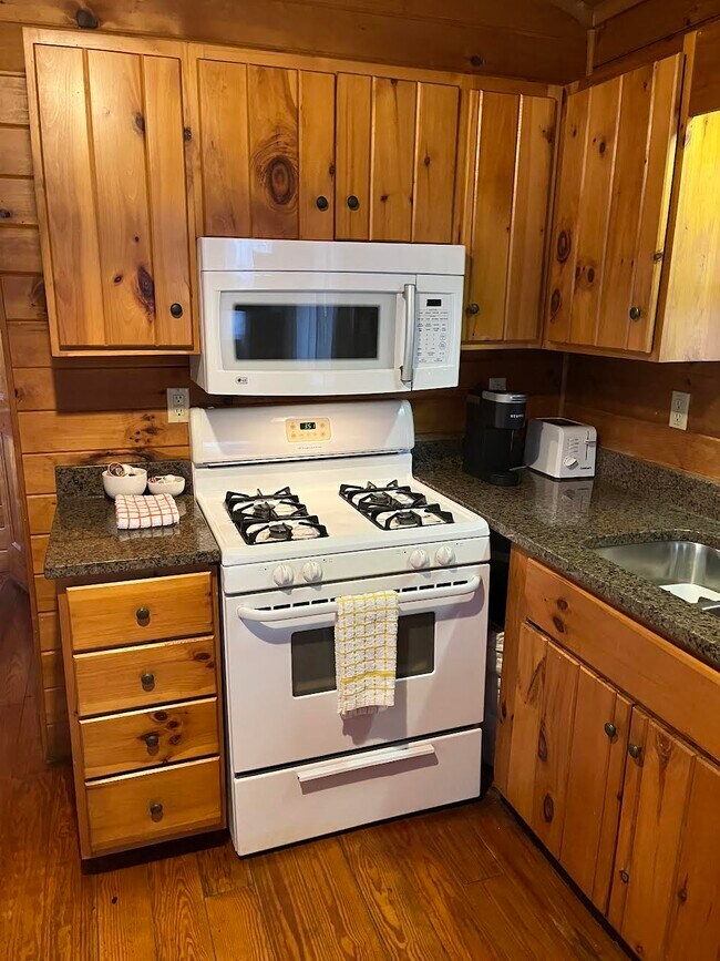 Building Photo - 240 Dream Life Lane - Cabin Life in seclud...