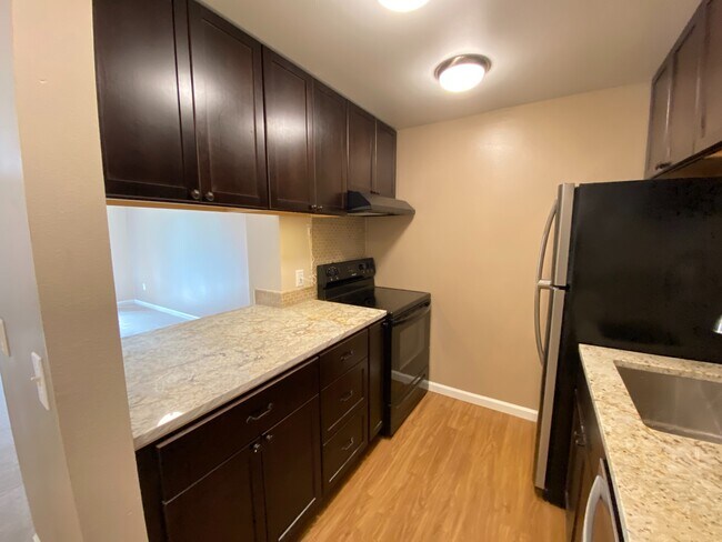 Building Photo - 936 Village Way