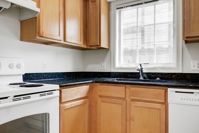 Building Photo - 727 S Forest Ave