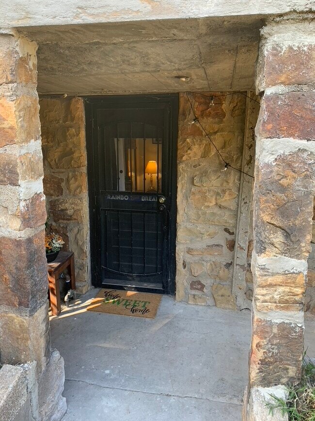 Puerta principal de la unidad de apartamento - 1415 W 1st St