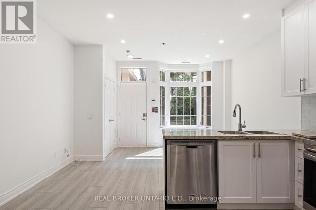 Building Photo - 71-171 McCaul St
