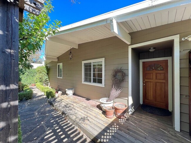 Foto del edificio - Adorable Two Bedroom Calistoga Home