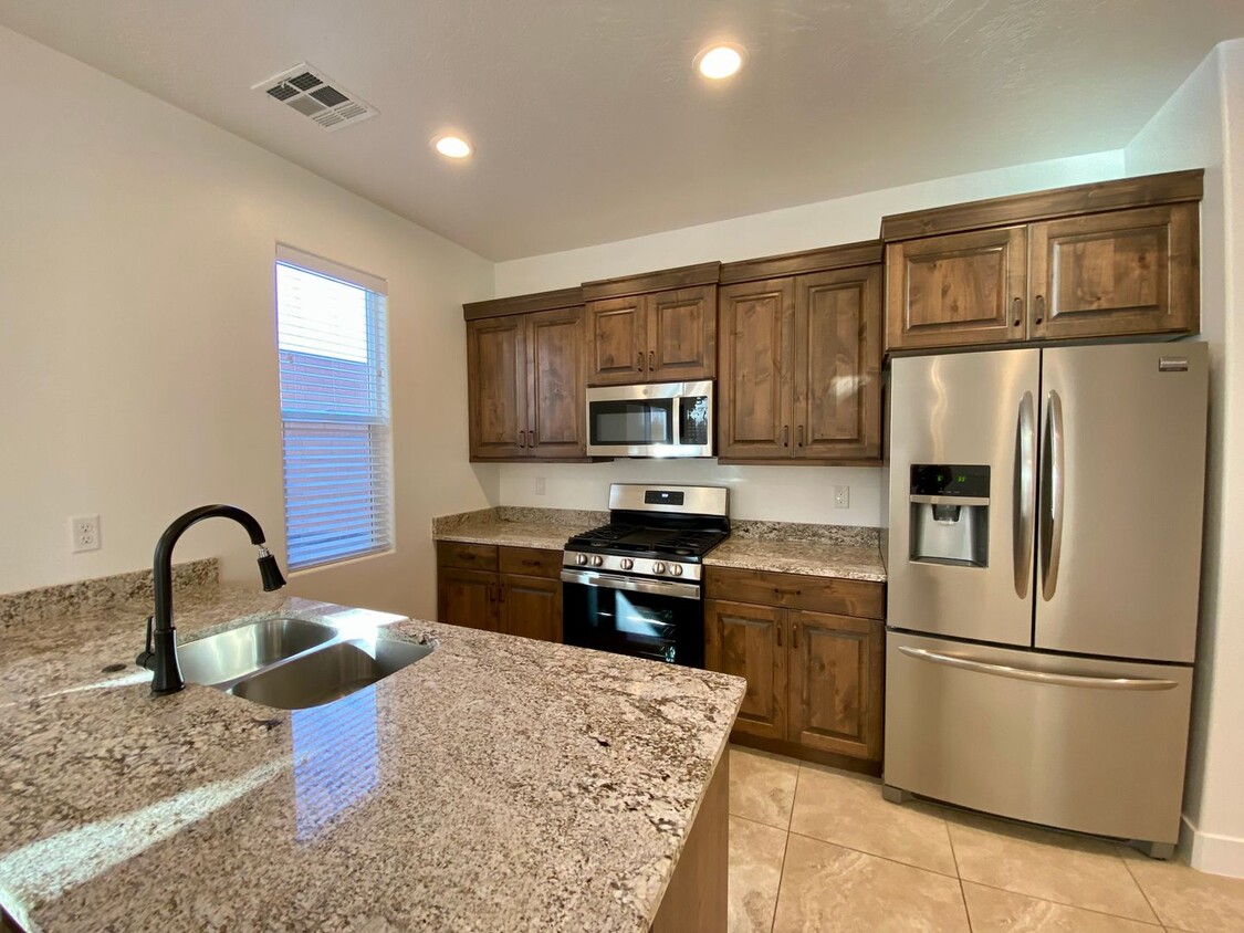 Foto principal - SPACIOUS 4 TOWNHOME IN HURRICANE UTAH