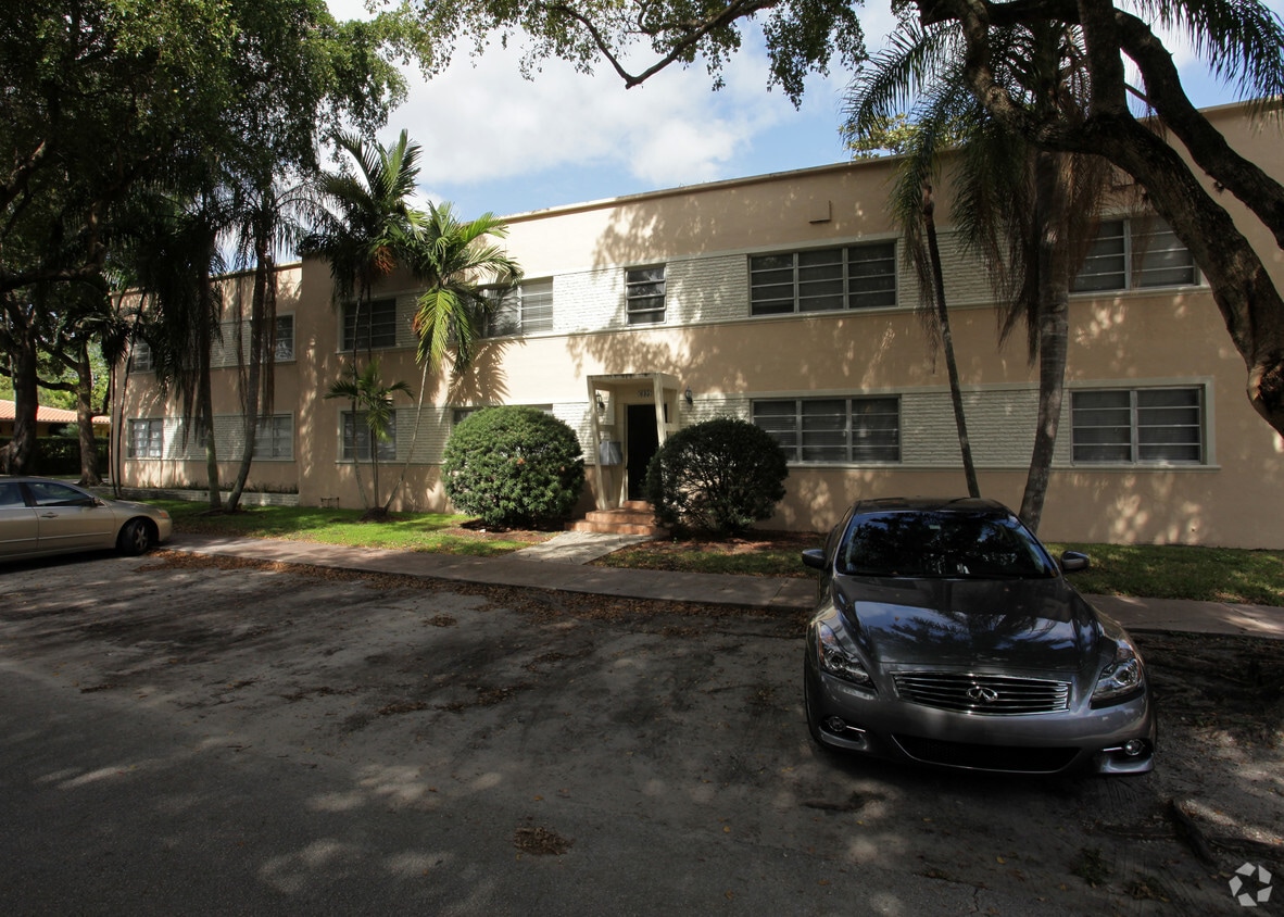 Foto del edificio - 625-635 Santander Ave
