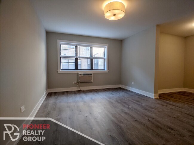Building Photo - 454 W Barry Ave