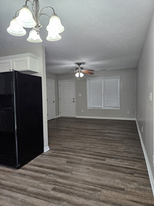 Living - 601 Roxie Ave