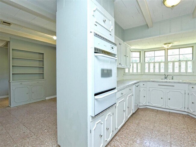 Building Photo - 5911 Fairlane Dr