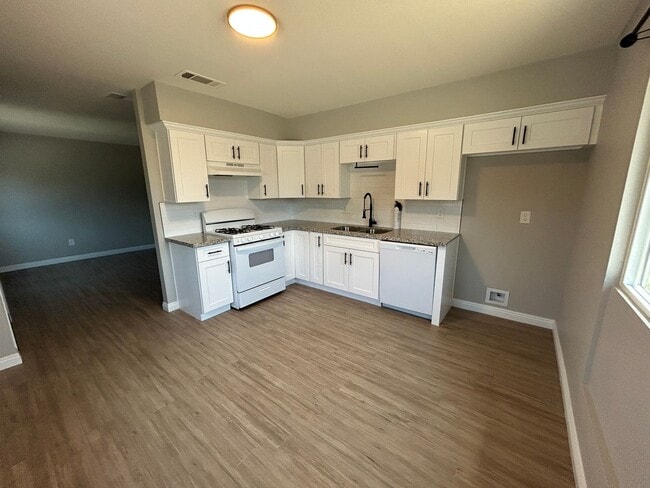 Building Photo - 900LaVida