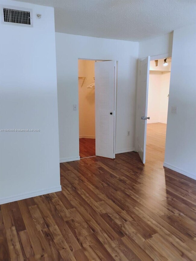 Foto del edificio - 5031 Wiles Rd