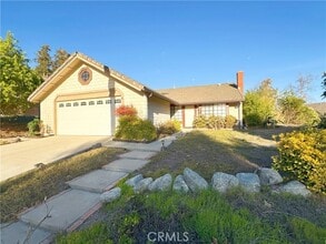 Building Photo - 8 Meadow View Dr