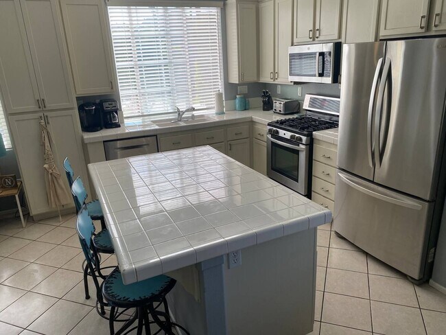 Foto del edificio - 3 BD/ 2.5 BA SHORT-TERM FURNISHED TOWNHOME...