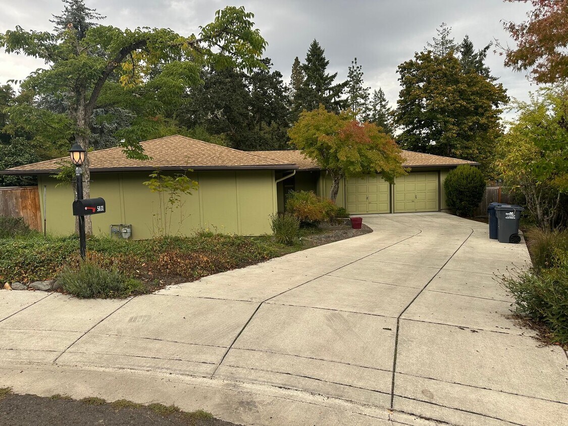 Primary Photo - Beautiful custom 3 bedroom 2 bathroom hous...
