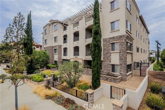 Building Photo - 1420 S Bundy Dr