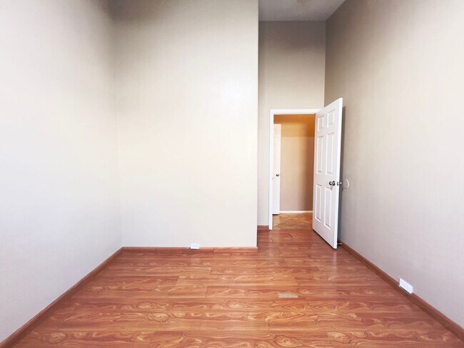 Building Photo - Beautiful Spacious 4bd 2ba one-story home