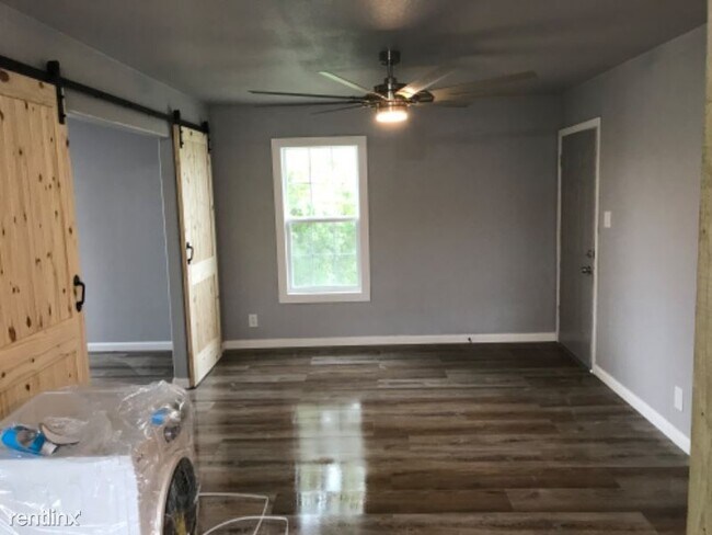 Building Photo - 1002 Texan Trail