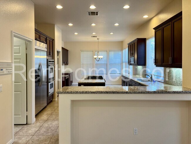 Building Photo - 5585 Shannon Ridge Ln