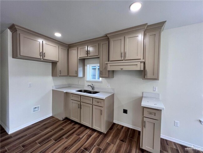 Foto del edificio - 11 E Llano Grande St