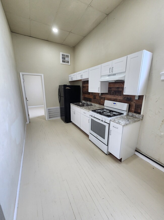 Building Photo - 208 E Main St