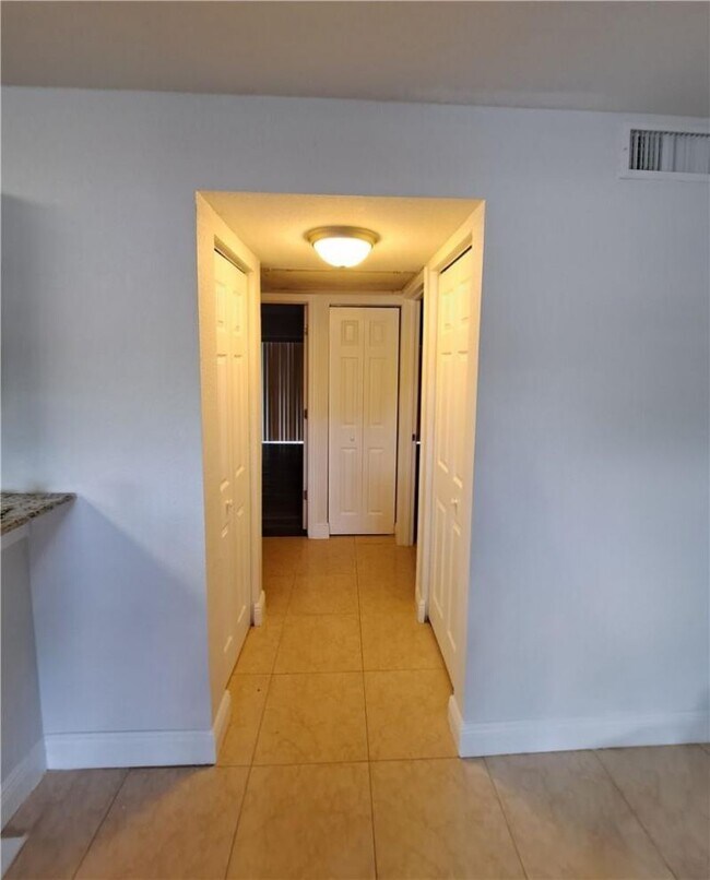 Foto del edificio - 9838 Nob Hill Ct