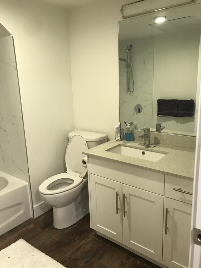 Building Photo - Large, Bright West Facing Studio