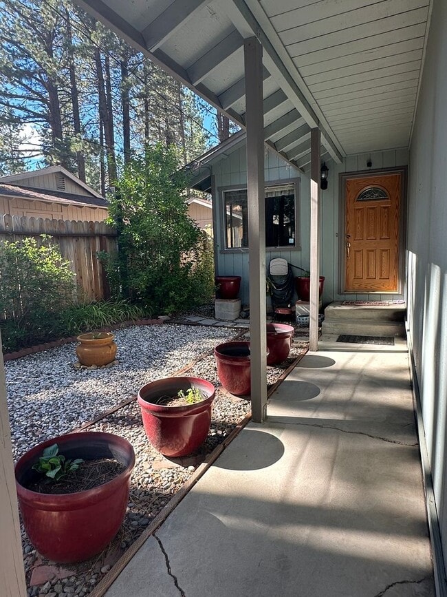 Building Photo - Well Kept Home in Quiet Neighborhood with ...
