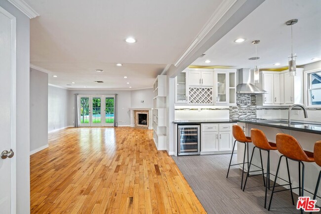 Foto del edificio - 6134 Longridge Ave