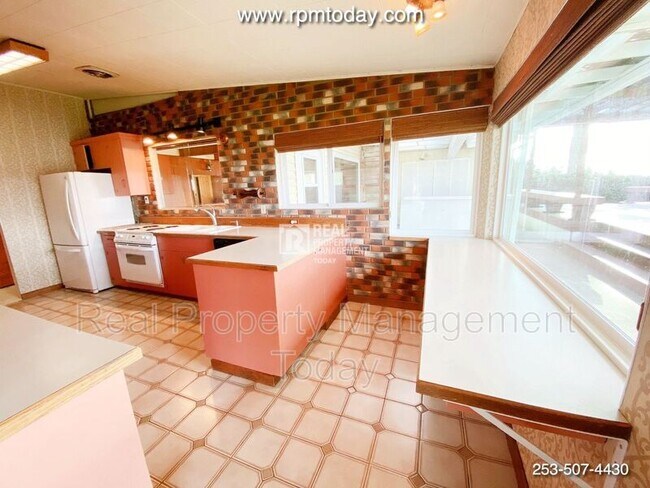 Building Photo - 3842 N Frace Ave