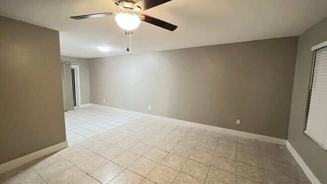 Sala de estar grande - 3446 Thunder Dr