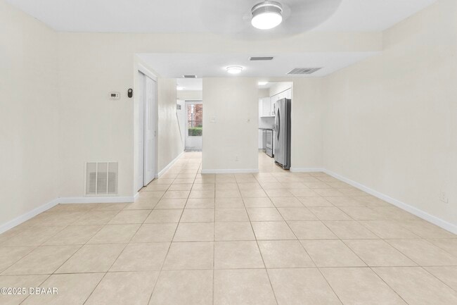 Building Photo - 2200 S Palmetto Ave