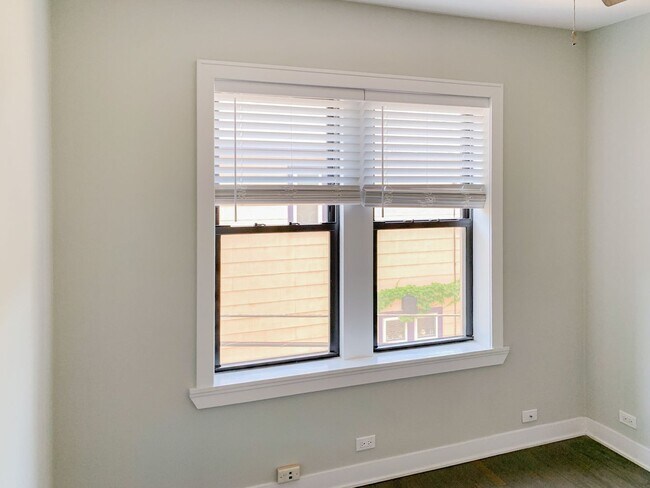 Building Photo - 1954 W Wilson Ave