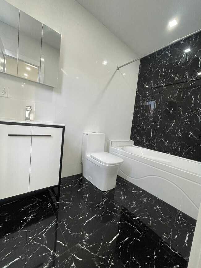 325 Avenida E 4 - 328 Avenue E