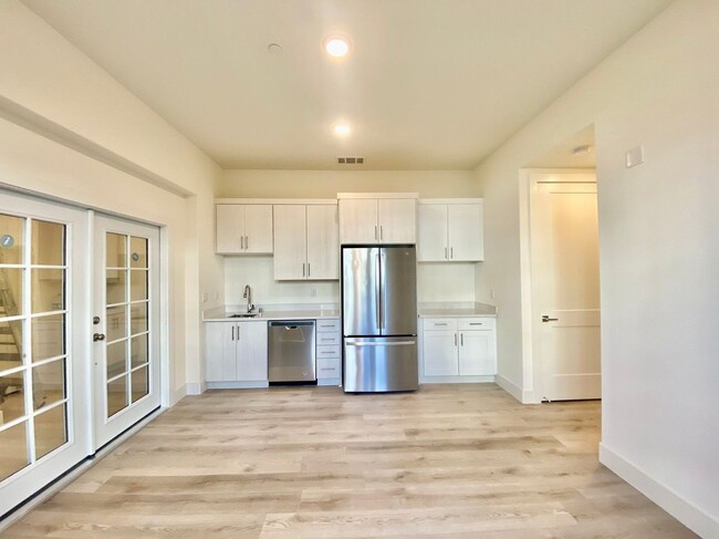 Foto del edificio - Room For Rent In Excellent Condo
