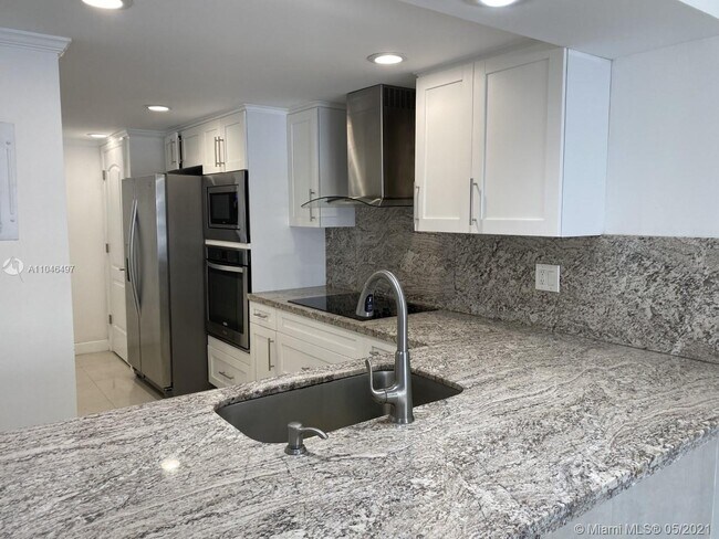 Building Photo - 11 Royal Palm Way