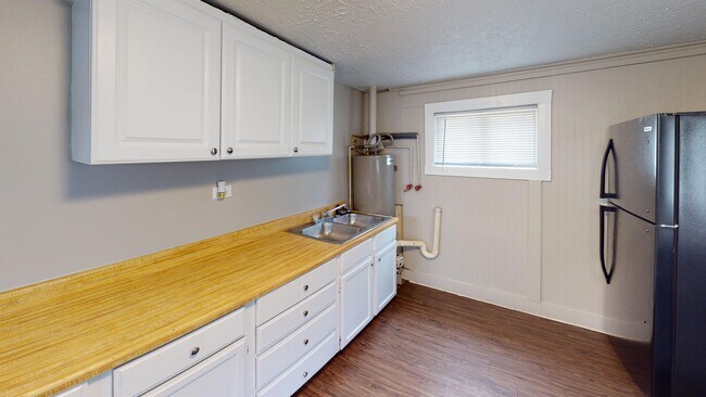 Building Photo - 405 N Darr Ave