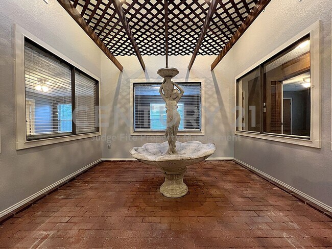 Foto del edificio - Spacious Single Story 3/2/2 Situated in Pr...